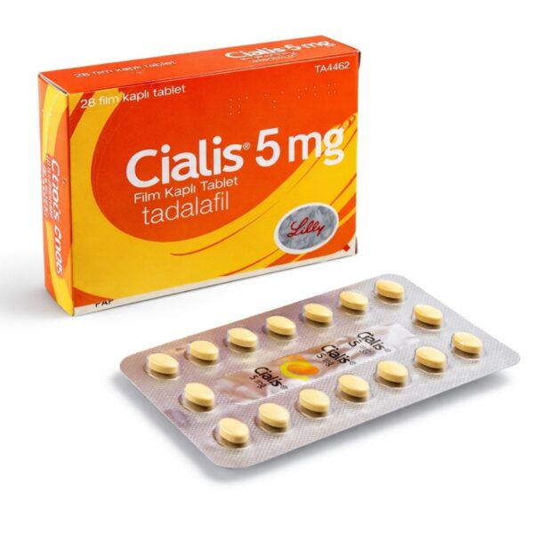 Cialis 5 mg tadalafil film kaplı tablet kutusu ve blister ambalajının beyaz zemin üzerinde profesyonel 3D ürün fotoğrafı